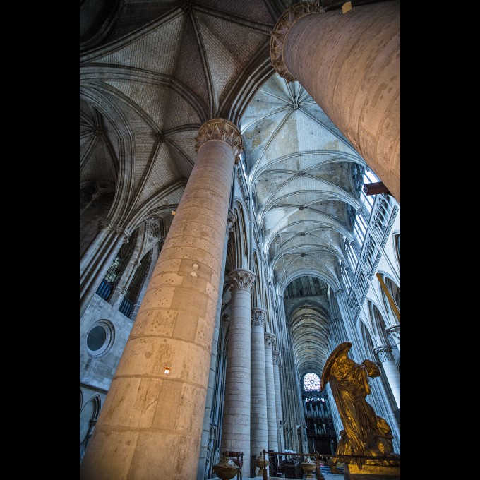 Rouen - Kathedrale Notre-Dame Langhaus mit Skulptur